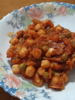 Una foto de Garbanzos con tomate y chorizo (otra versión)