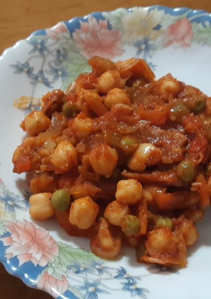 Una foto de Garbanzos con tomate y chorizo (otra versión)