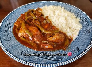 Una foto de Pollo con nopales en salsa de guajillo🌺