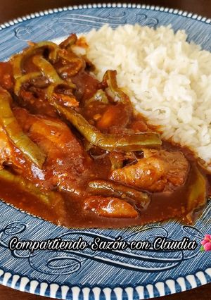 Una foto de Pollo con nopales en salsa de guajillo🌺