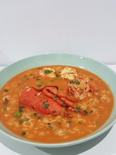 Una foto de Arroz caldoso con bogavante calamar y gambas