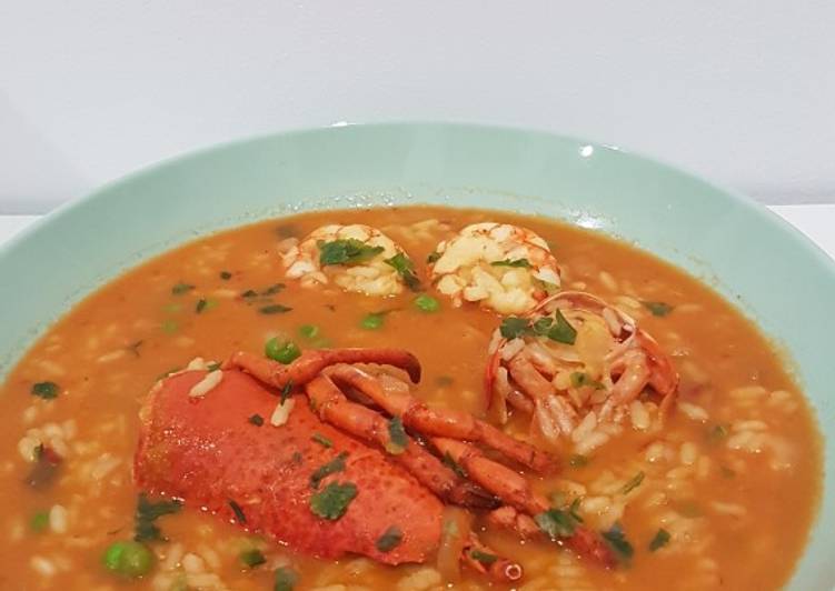 Arroz caldoso con bogavante calamar y gambas