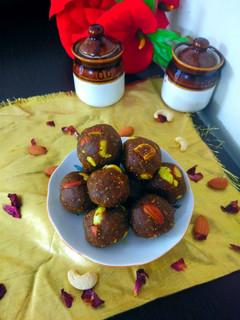 A picture of Sonth aur gond ke ladoo (sonthaura).