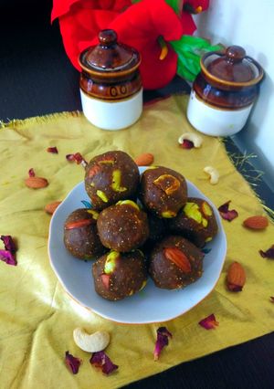 A picture of Sonth aur gond ke ladoo (sonthaura).