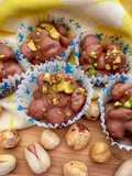 Nocciole e pistacchi salati ricoperti di cioccolato al latte