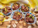 Nocciole e pistacchi salati ricoperti di cioccolato al latte