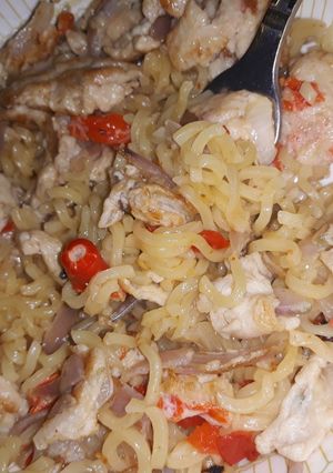 A picture of Akwai kauna tsakanina da indomie.