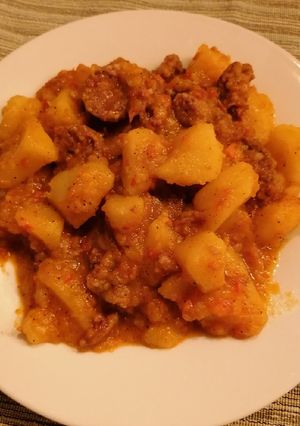 O poză a rețetei Tocăniță de cartofi cu cârnați de casă.
