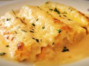 Una foto de merluza bechamel