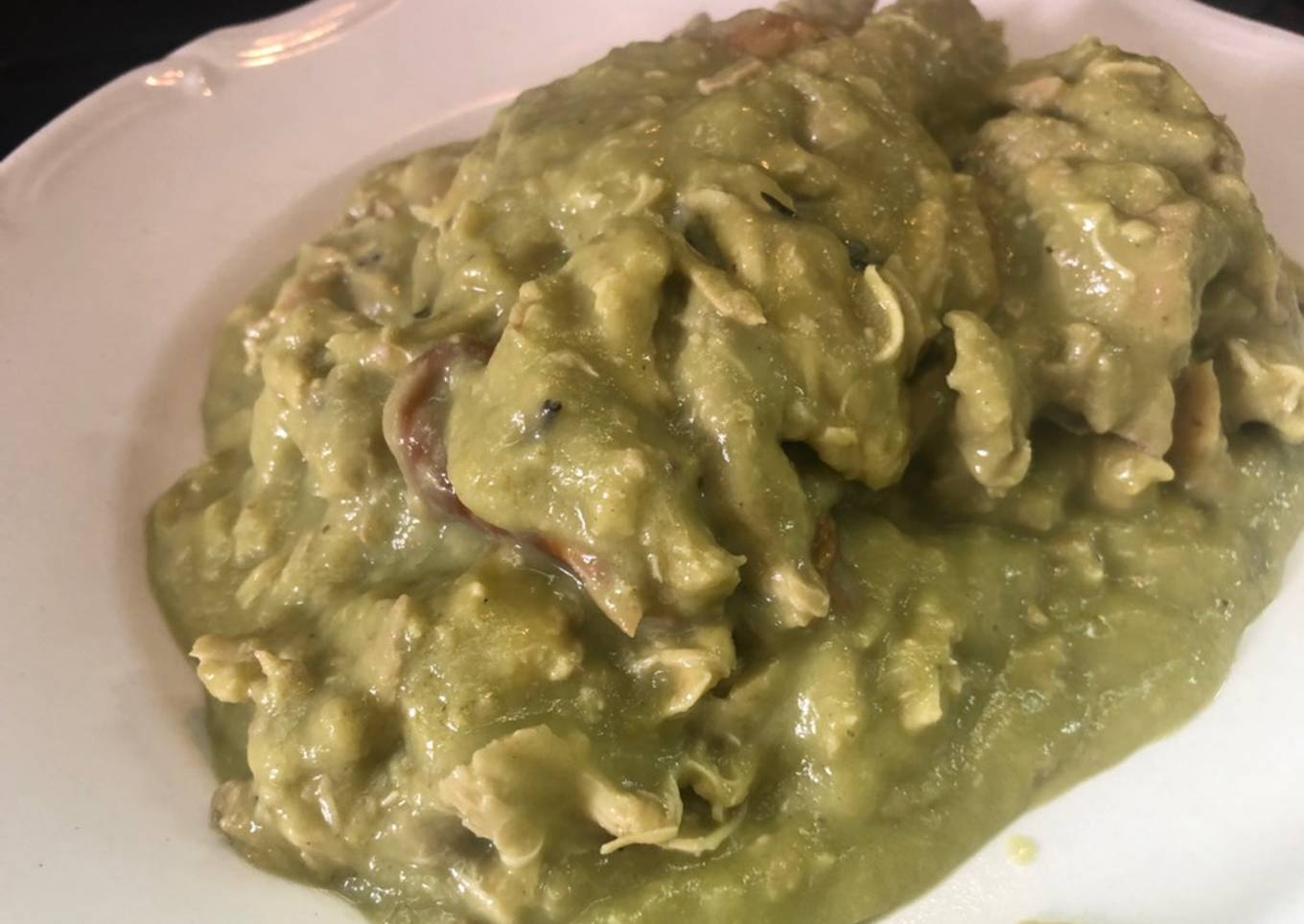 Pollo en salsa de tómatillo y aguacate a la sonorense