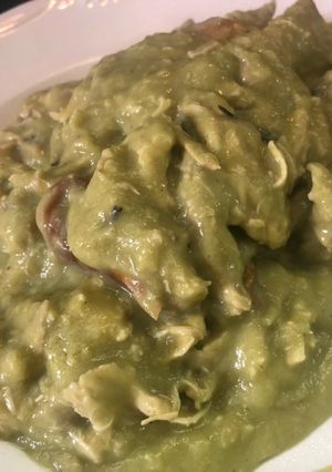 Una foto de Pollo en salsa de tómatillo y aguacate a la sonorense
