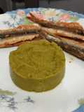 Boquerones del Cantábrico fritos, con puré de guisantes picantón