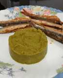 Boquerones del Cantábrico fritos, con puré de guisantes picantón
