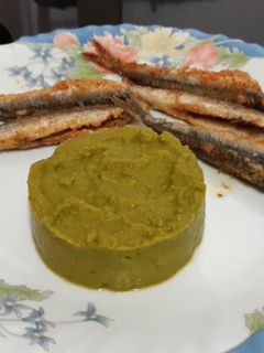 Una foto de Boquerones del Cantábrico fritos, con puré de guisantes picantón