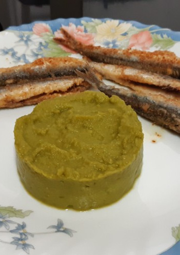 Una foto de Boquerones del Cantábrico fritos, con puré de guisantes picantón