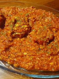 Foto principal de Huevos con salsa de tomate y atún