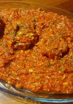 Una foto de Huevos con salsa de tomate y atún