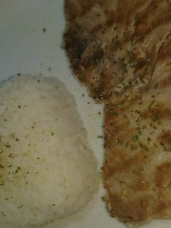 Una foto de Arroz y filete de atún