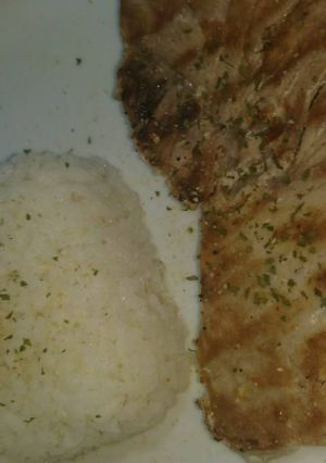 Una foto de Arroz y filete de atún