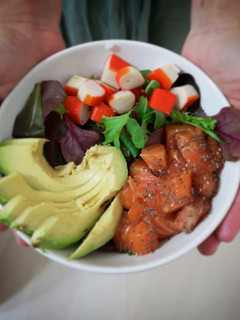 Una foto de Poké bowl de salmón y Nori