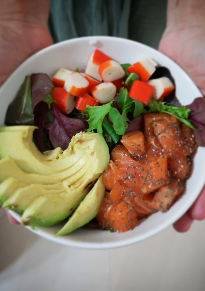 Una foto de Poké bowl de salmón y Nori