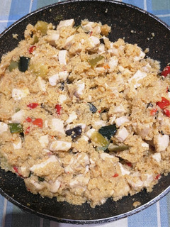 Una foto de Couscous con pollo y verduras