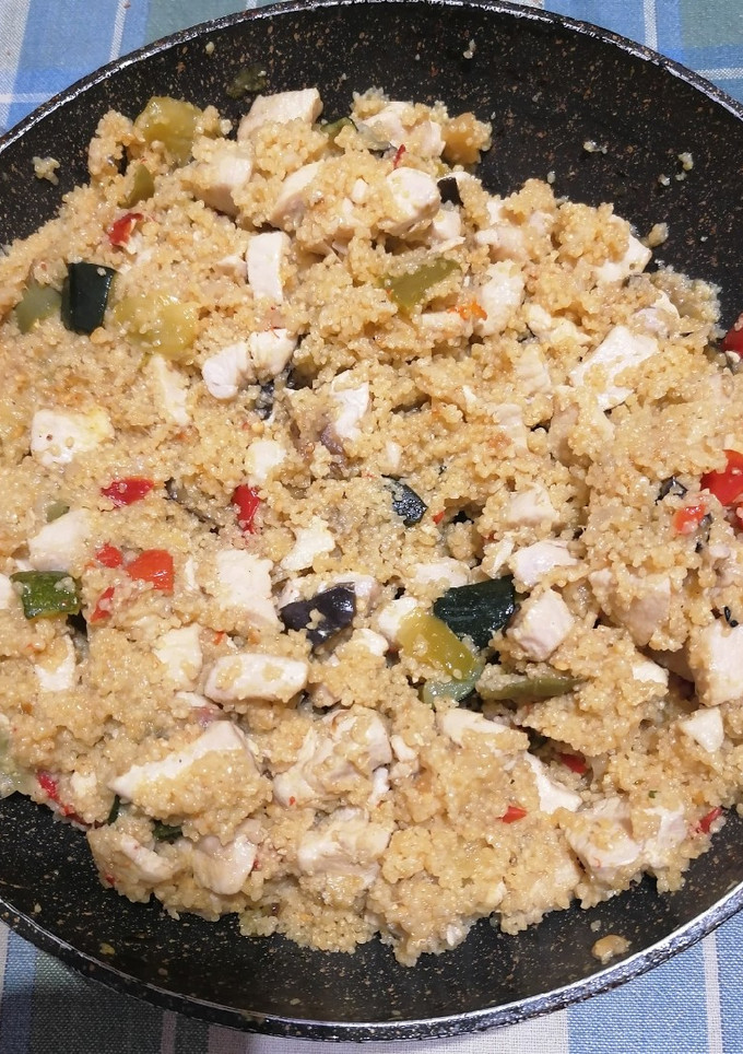 Una foto de Couscous con pollo y verduras