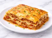 Una foto de lasagna boloñesa