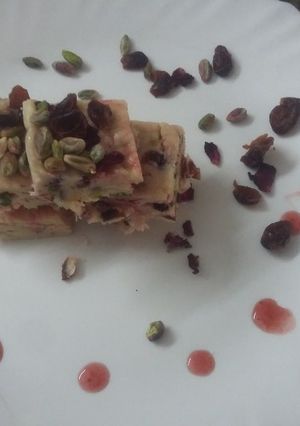 A picture of White chocolate cranberry pistachios fudge.