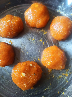 மோதிசூர் லட்டு (Mothichoor laddo recipe in tamil) செய்முறை முக்கிய புகைப்படம்