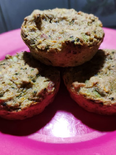 Una foto de Muffins integrales de brócoli y zanahoria veganos