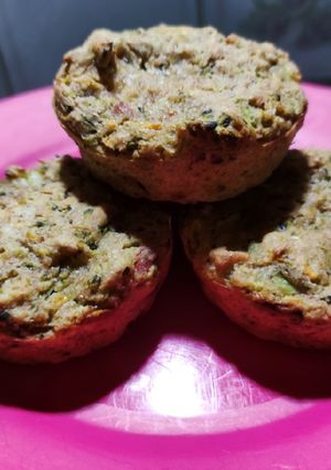 Una foto de Muffins integrales de brócoli y zanahoria veganos