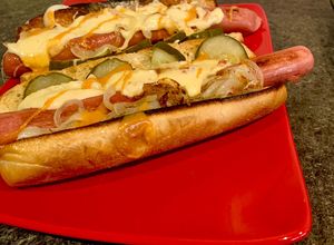 Una foto de Súper panchos con cebolla caramelizada y pepinillos 🌭🌭