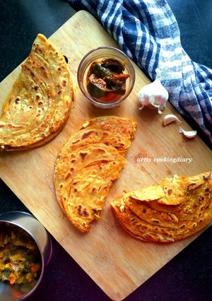 स्पाइसी गार्लिक मसाला लच्छा पराठा(spicy garlic masala paratha recipe in hindi) रेसिपी मुख्य फोटो