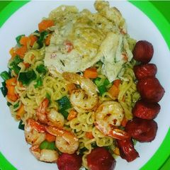 A picture of Indomine with shrimp, egg and sausage.