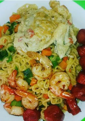 A picture of Indomine with shrimp, egg and sausage.