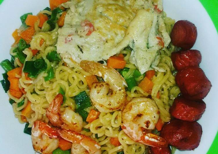 Recipe of Homemade Indomine with shrimp, egg and sausage | Simple Recipe For One