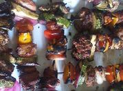 Una foto de brochetas de queso