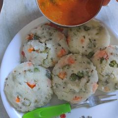 A picture of Vegetable idly.
