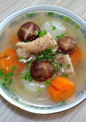 Hình của món Canh gà rau củ nấm.