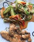Chop suey de calabacín salteado con milanesa de pollo