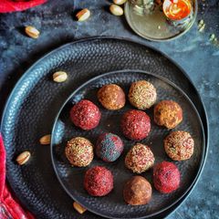 A picture of Beetroot and Dates Bliss balls.