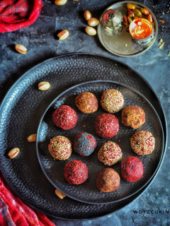 A picture of Beetroot and Dates Bliss balls.