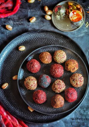 A picture of Beetroot and Dates Bliss balls.