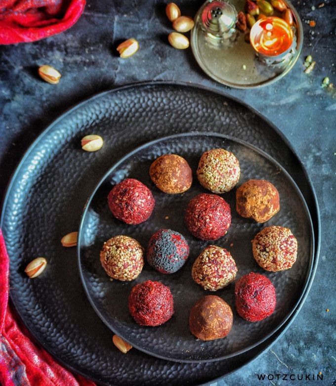 A picture of Beetroot and Dates Bliss balls.