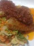Alitas de pollo picantes con zanahoria, perejil, cebolla y huevo