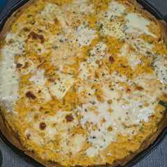 Una foto de Tarta de pollo y verduras con masa de harina de garbanzo