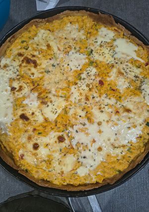 Una foto de Tarta de pollo y verduras con masa de harina de garbanzo