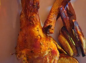 Una foto de Patitas de pollo con papas rústicas