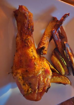 Una foto de Patitas de pollo con papas rústicas